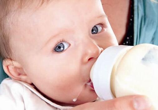 嬰兒為什麼會吐奶？怎樣預防？